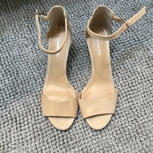 Gianni Bini nude leather shoe, 2.5in heel, worn once